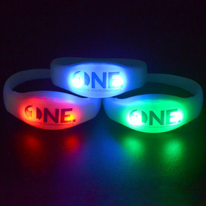 DMX e braccialetti a LED telecomandati lampeggianti illuminano braccialetti con effetti RGB Syncable per concerti e feste - Product Image 2