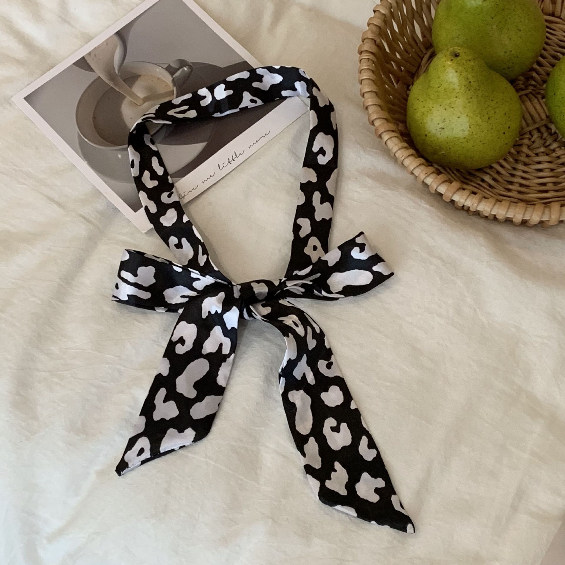 Gran estampado de leopardo sobre fondo negro