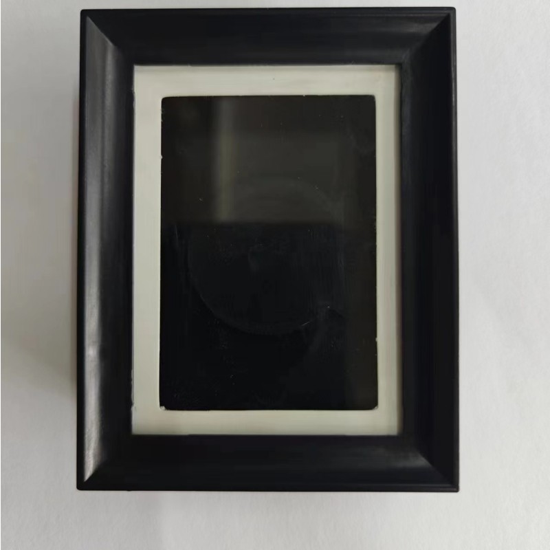 D1 Noir minimaliste