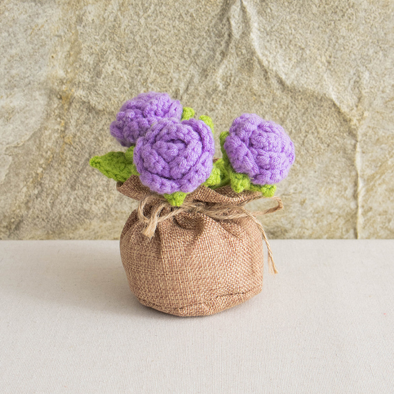 Bolsa de la suerte con 3 rosas moradas.