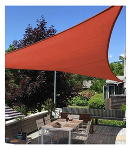 Velas de sombra triangulares de material PE, protección UV e impermeable para uso en patios al aire libre - Product Image 1