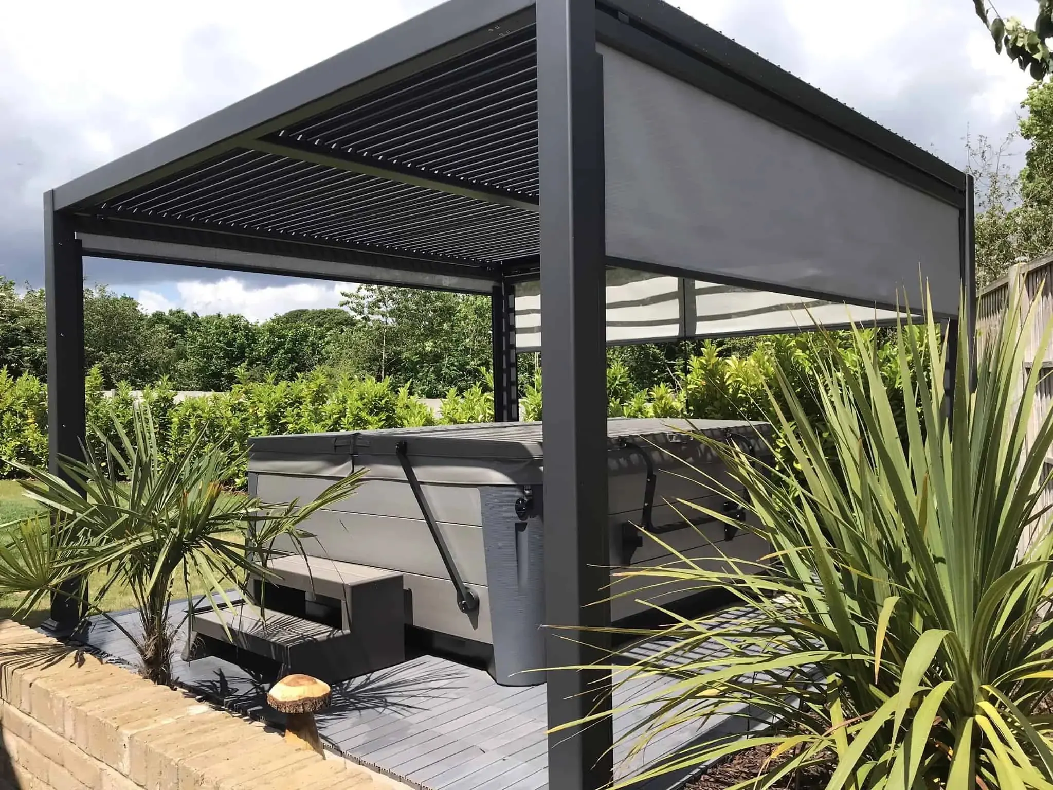 Guarda-sol motorizado moderno de luxo de alta qualidade para gazebo ao ar livre à prova d'água com telhado Louvred e pergola de alumínio