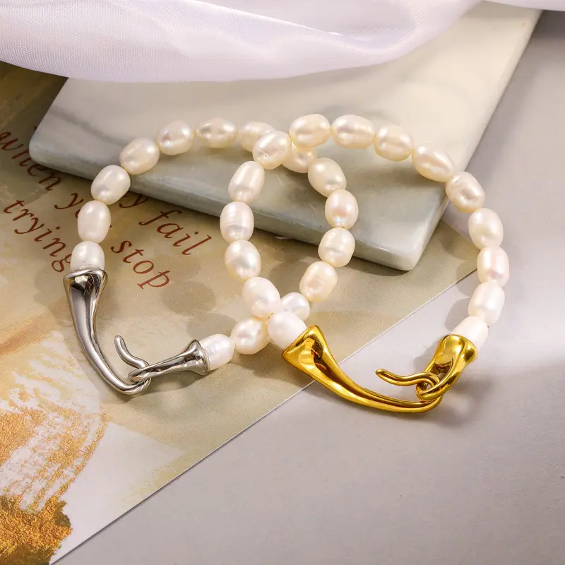 Venta al por mayor de China, delicadas pulseras personalizadas chapadas en oro de 14 quilates, joyería de calidad de acero inoxidable, pulsera de perlas de agua dulce blanca Natural