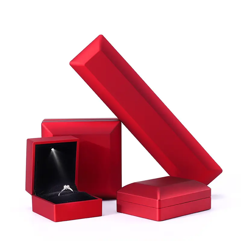 Kotak perhiasan cincin cetak Logo kustom mewah kotak perhiasan lampu Led kemasan perhiasan khusus dengan Logo untuk pernikahan