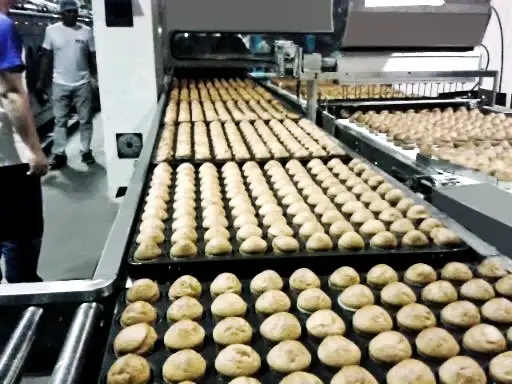 बड़े उत्पादन स्वचालित केक बनाने की मशीन केक उत्पादन लाइन