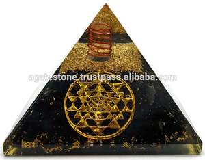 Pyramide d'orgone en tourmaline noire avec logo Sri Yantra, artisanat en pierre semi-précieuse d'Inde pour la protection et la décoration élégante - Product Image 4