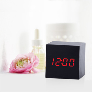 Despertador LED de madera Temperatura Reloj electrónico Control de sonidos Pantalla LED digital Calendario de escritorio Relojes de mesa inteligentes - Product Image 1