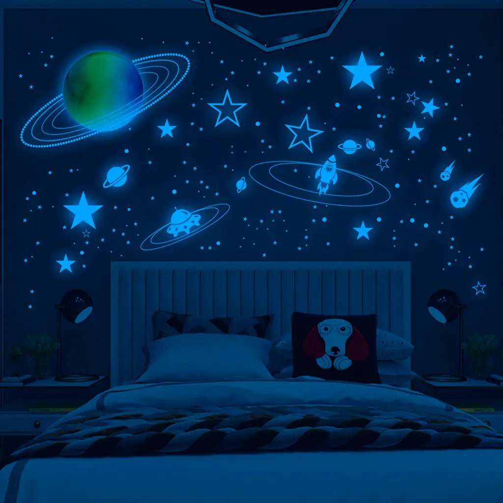 Vente en gros d'autocollants muraux personnalisés Autocollant mural amovible en PVC qui brille dans le noir planète nuages étoile arc-en-ciel pour chambre à coucher