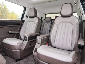 Viloran giữa kích thước SUV 182 tốc độ cao tự động 220PS Điều kiện Mới Euro vi phát thải bánh trước R18 da turbo tối trái - Product Image 5