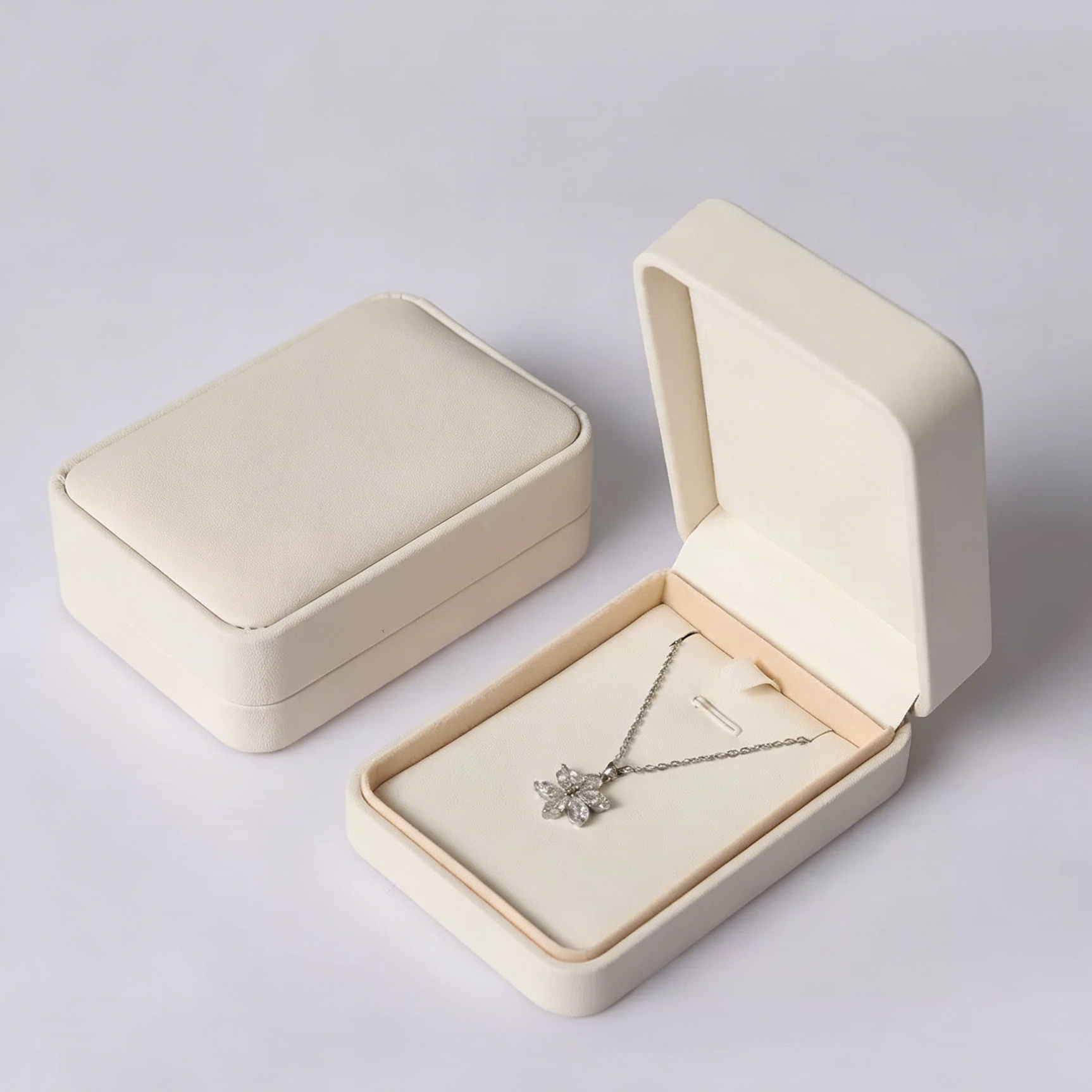 Boîte à collier beige