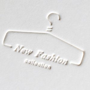 Lüks beyaz kare salıncak Hangtags özel kabartmalı Logo toptan High-End kalın kağıt giysi çanta ayakkabı şapka için Hangtags