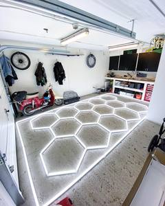 Di alta qualità consegna rapida 110V 220V auto a nido d'ape dettaglio soffitto da lavoro Garage esagonale luce LED