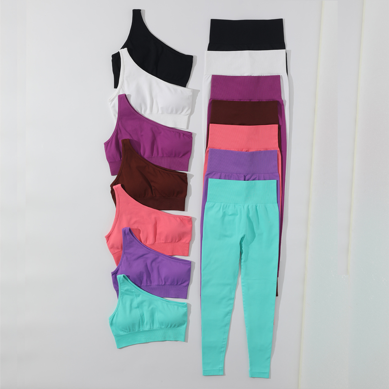 Un shoudler soutien-gorge + leggings
