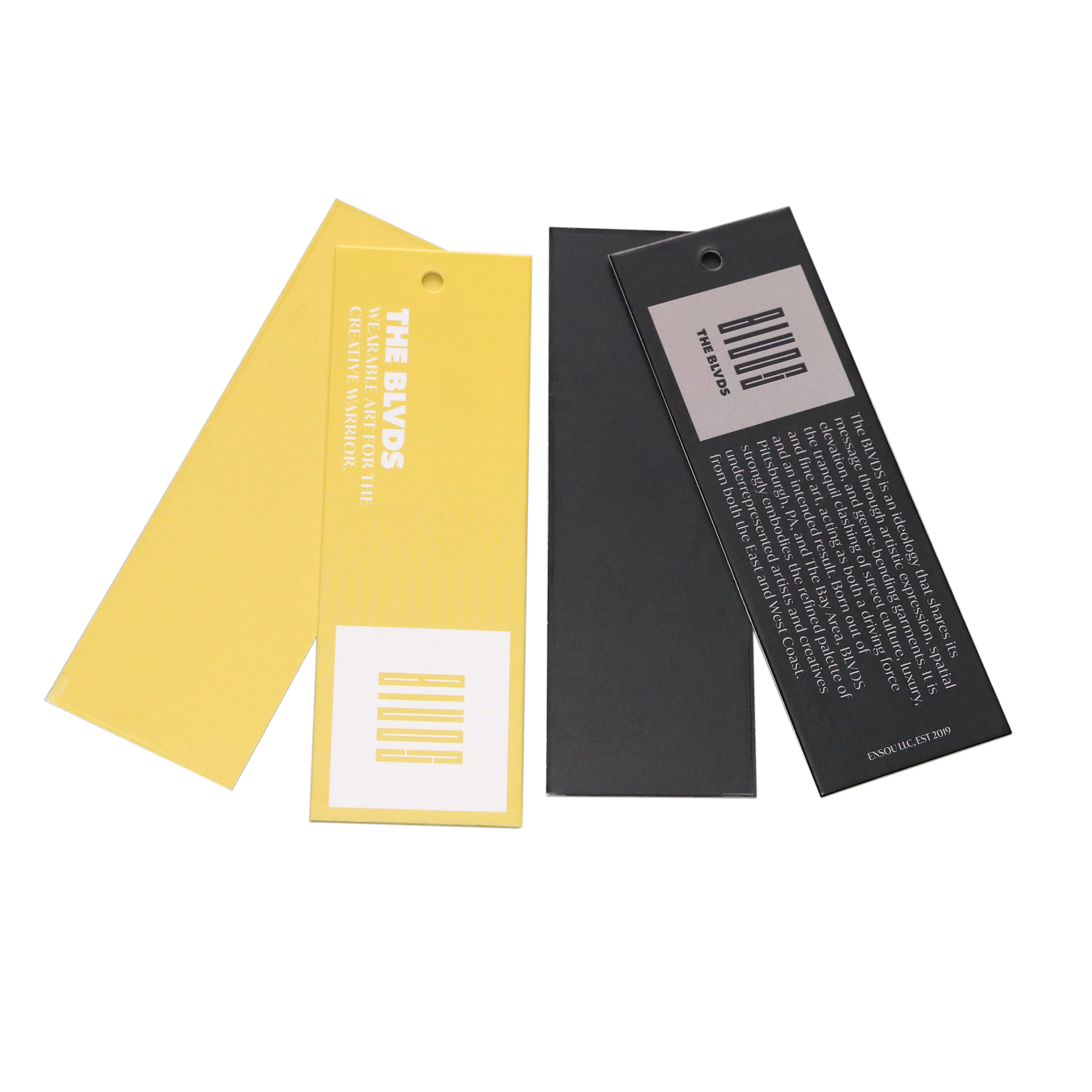 ป้ายแขวนเสื้อผ้าสีเหลืองและสีดำพิมพ์ลายโลโก้หนา600กรัมพร้อมสายริบบิ้นรีไซเคิลออกแบบได้ตามต้องการ
