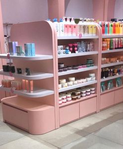 Hiện Đại Hợp Thời Trang Tùy Chỉnh Bằng Gỗ Cửa Hàng Mỹ Phẩm Đồ Nội Thất bespoke Màu Hồng Nước Hoa Hiển Thị Đứng Cho Trang Điểm Cửa Hàng Lưu Trữ Kệ - Product Image 1