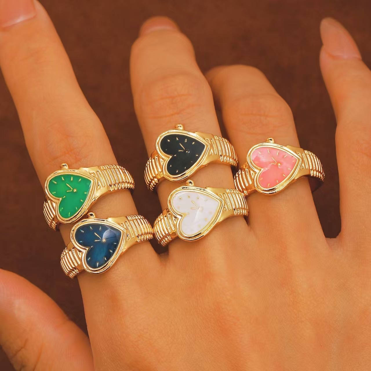 Juego de cinco piezas de anillos de oro de 15 quilates.