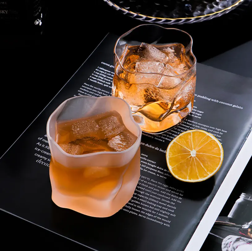 2024 nouvelle vente chaude classique cinq styles mat or jante cristal transparent verre à whisky coloré ambre en vrac verres à whisky