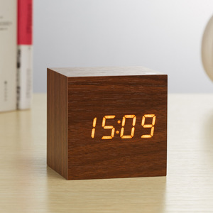Despertador LED de madera Temperatura Reloj electrónico Control de sonidos Pantalla LED digital Calendario de escritorio Relojes de mesa inteligentes - Product Image 3