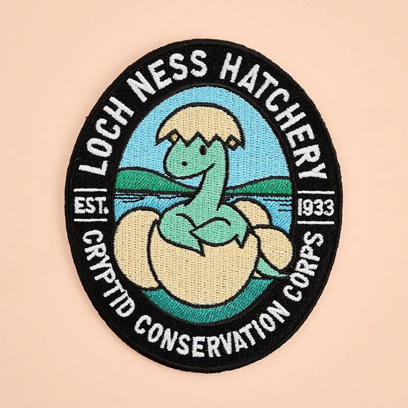 Neues Design Logo Loch Ness Hatchery bestickte Flecken individuelles Logo bestickte Insignien mit Eisenrücken für Kleidungsstück Hut