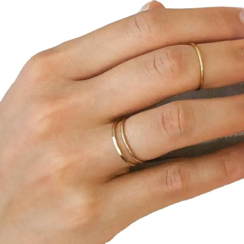Anillo de apilamiento fino liso de oro auténtico de 14 quilates minimalista personalizado, banda fina apilable de 1mm, joyería clásica de primer nivel, anillo redondo liso y Delgado