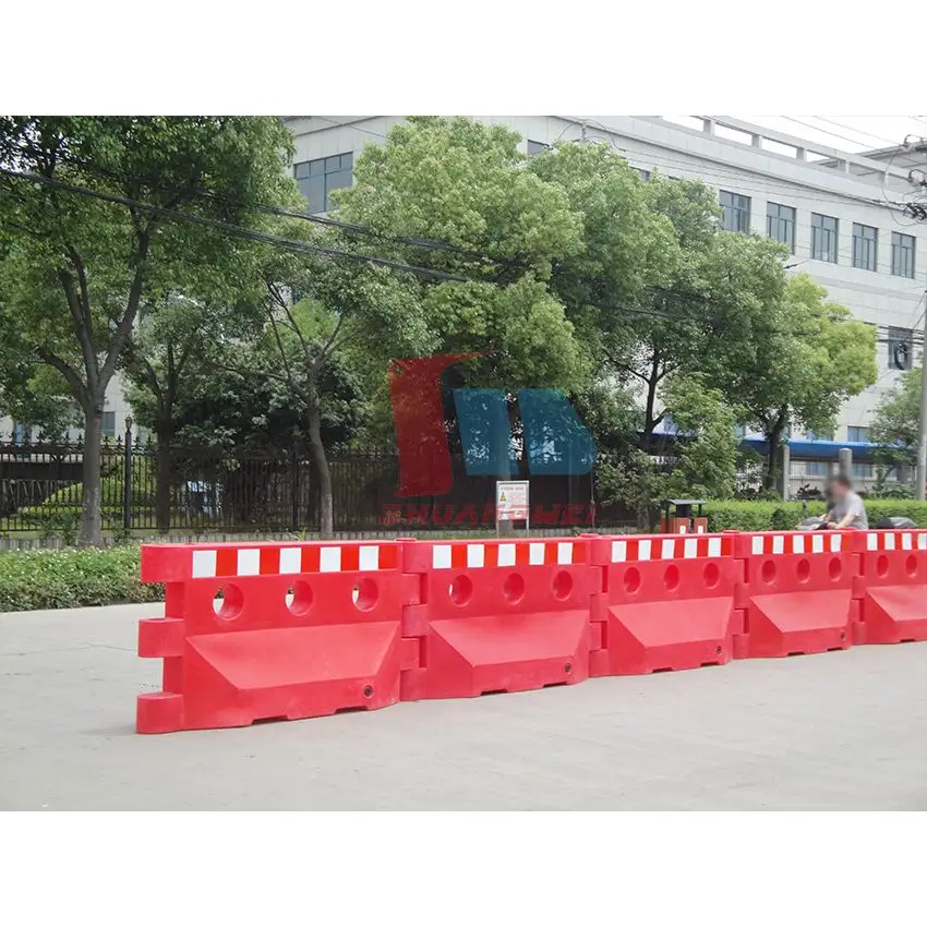 2000x1000mm PE Temporary Mobile Portable Barricades Traffic Divide Roadblocks Water Filled Safety Barrier For Highway