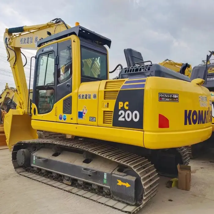 Escavatore Komatsu PC200-8 usato, escavatore medio rega dell'escavatore a cucchiaia rovescia cingolato idraulico Komatsu PC200-8N1 PC220-8MO da 20 tonnellate in magazzino