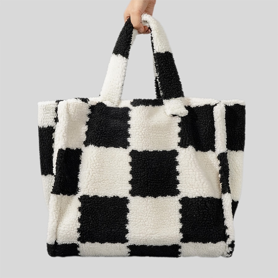 A scacchi bianco e nero (47*36*22)