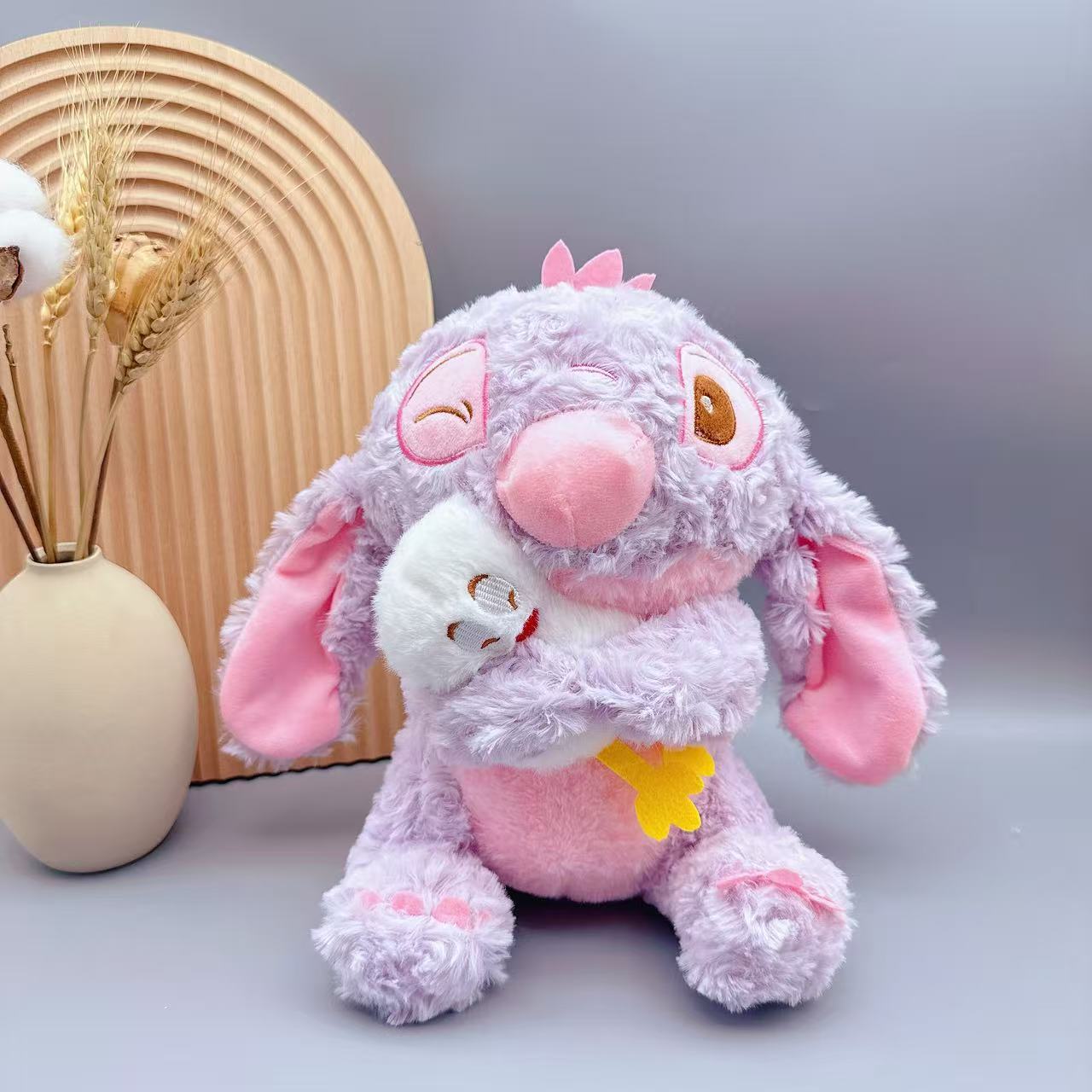 Taro doux tenant un bébé canard
