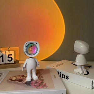写真を撮るための充電式アンビエントライト付き大気光宇宙飛行士サンセットプロジェクションLEDランプライト - Product Image 1