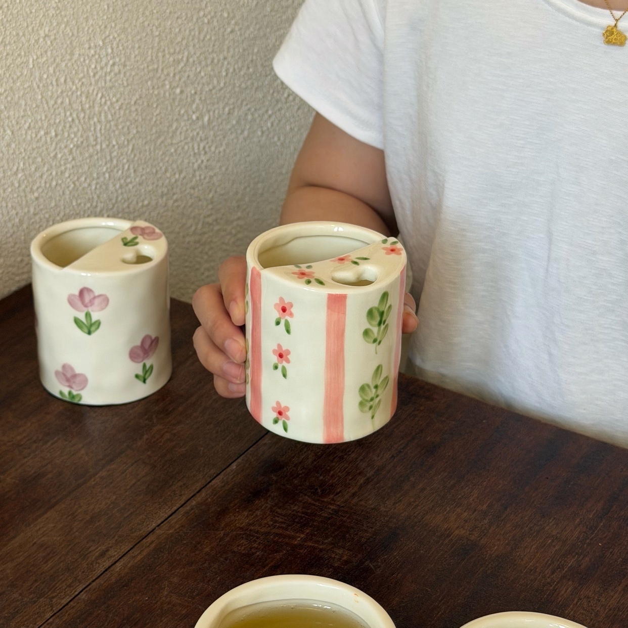 Mug 300ml motif floral rose avec feuilles.