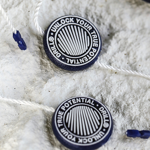 Etiqueta de plástico con logotipo de marca en relieve personalizado, sello oscilante para ropa con cuerda de nailon, nuevo diseño - Product Image 2