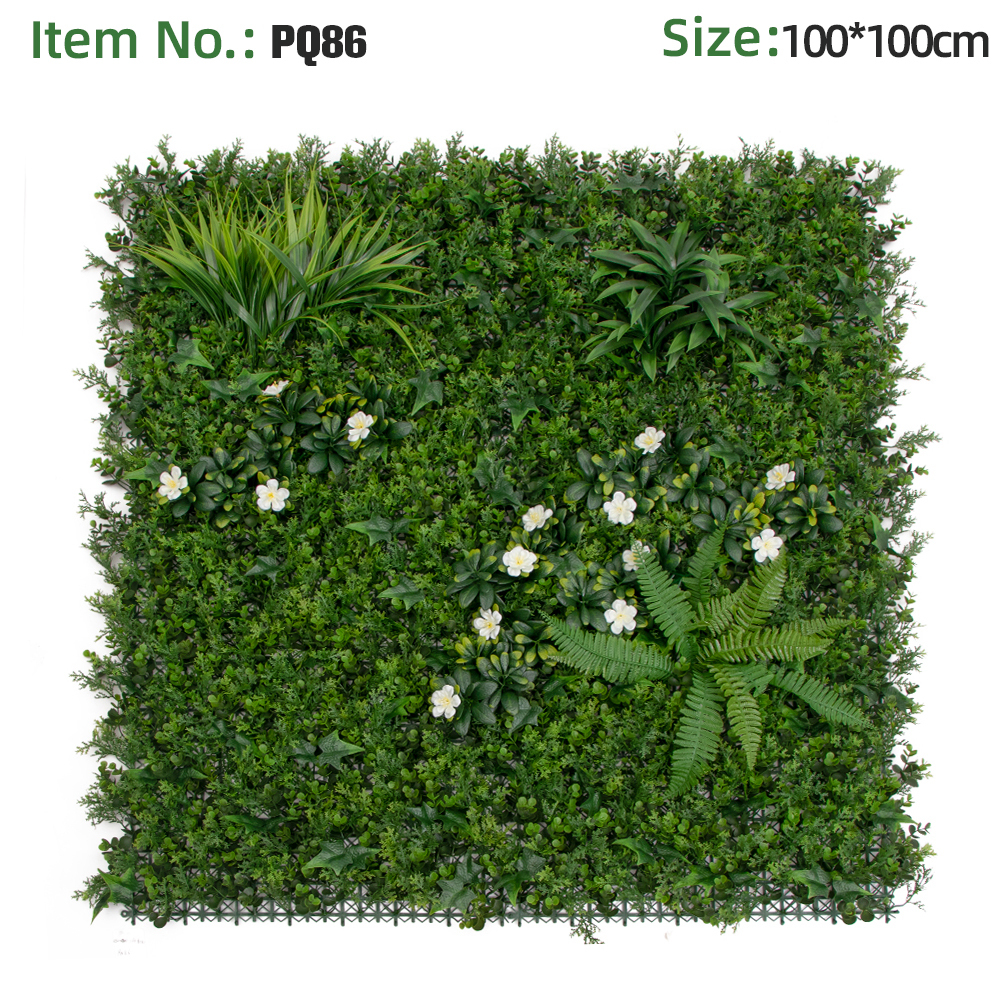 Mur de fougères artificielles avec petites fleurs