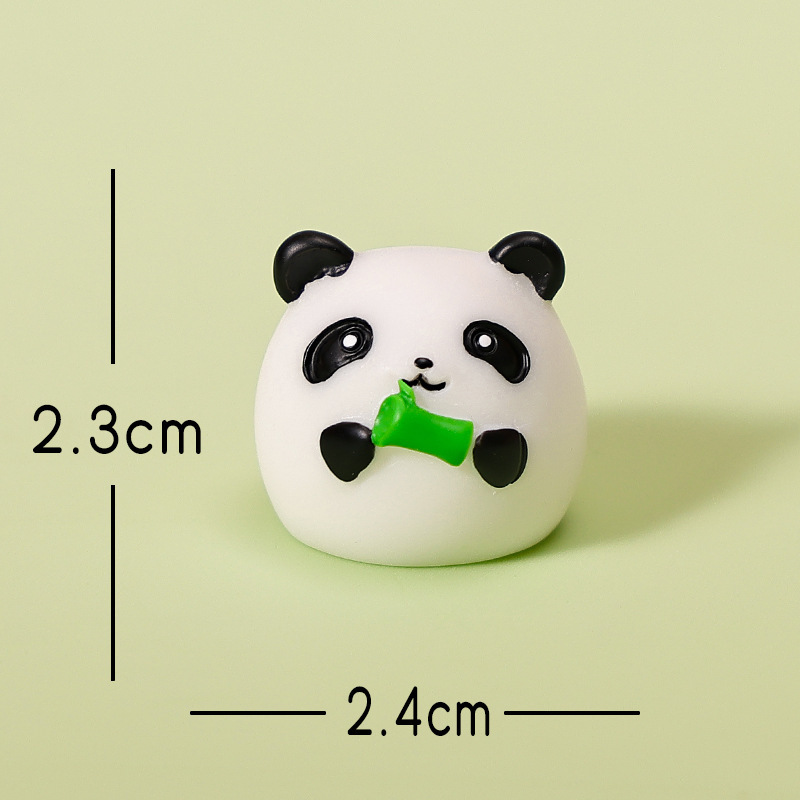 Panda che mangia bambù
