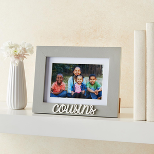 "Cousins" kelime eki ve beyaz eğimli Mat, gri çerçeve 9x0.5x7.1 in ile 4x6 ve 5x7 fotoğraflar için aile resim çerçevesi - Product Image 3
