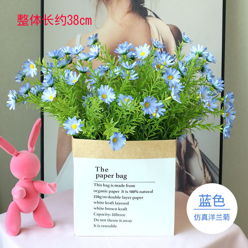 Trois petits sachets en papier kraft contenant de la camomille bleue et blanche