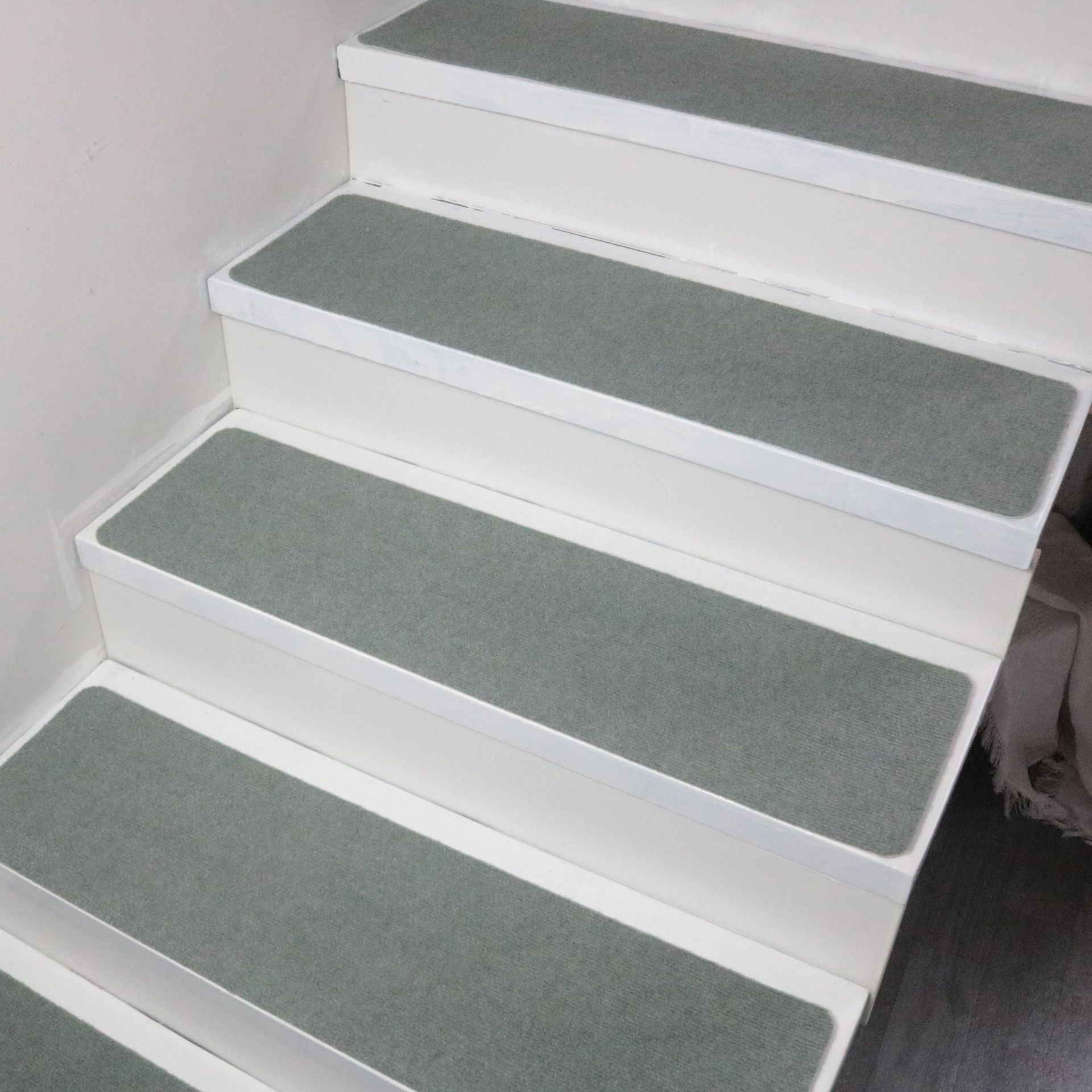 Single stripe light gray