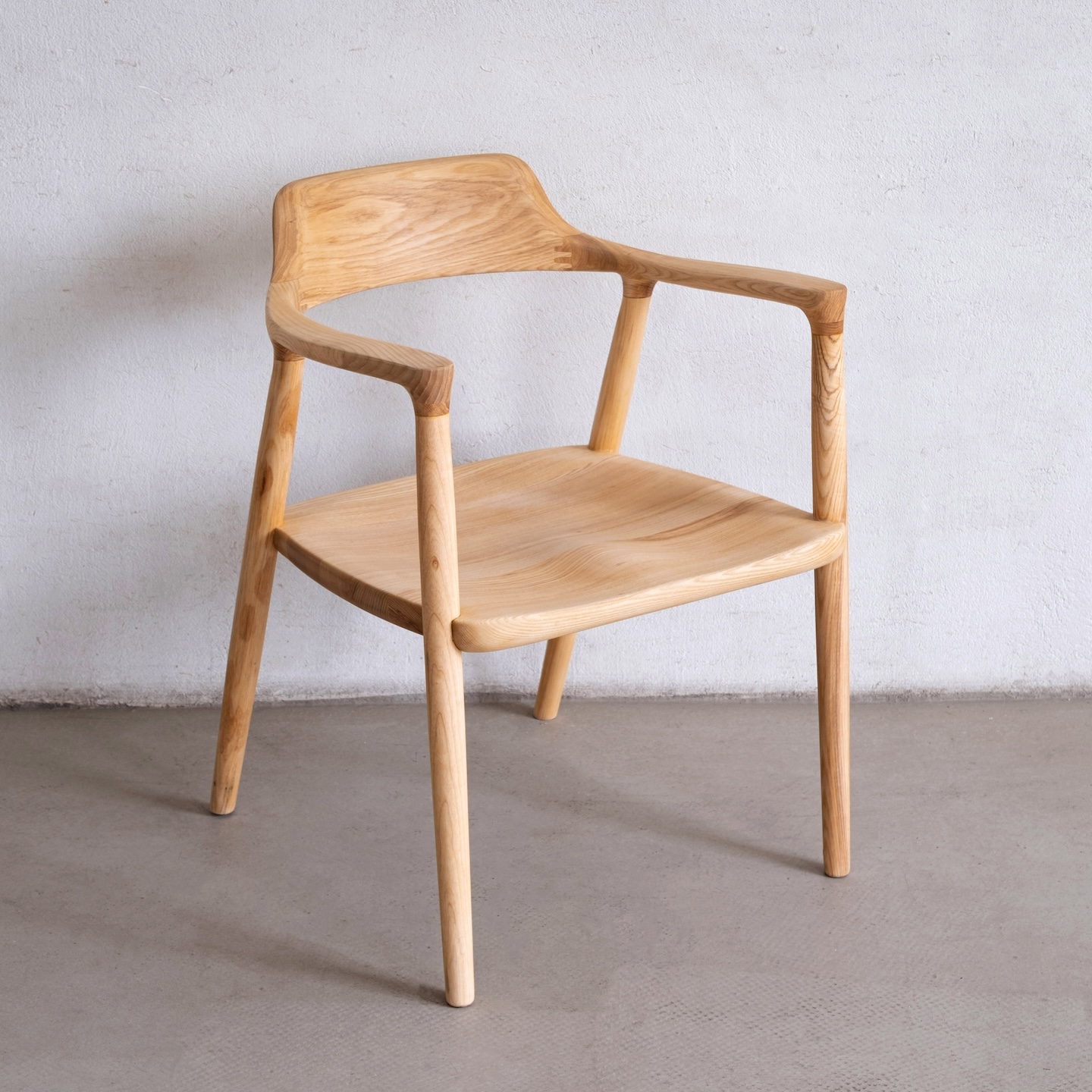 Chaise Hiroshima en bois massif ciré blanc. Veuillez noter la couleur.