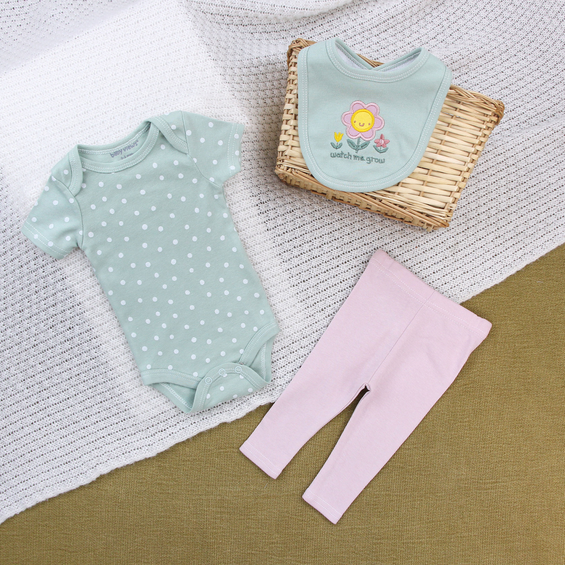 Ropa de bebé con estampado de girasoles.