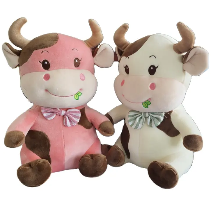 Satiro della mascotte carino mucca bambola animale di peluche animale del fumetto del giocattolo presenta un regalo di natale