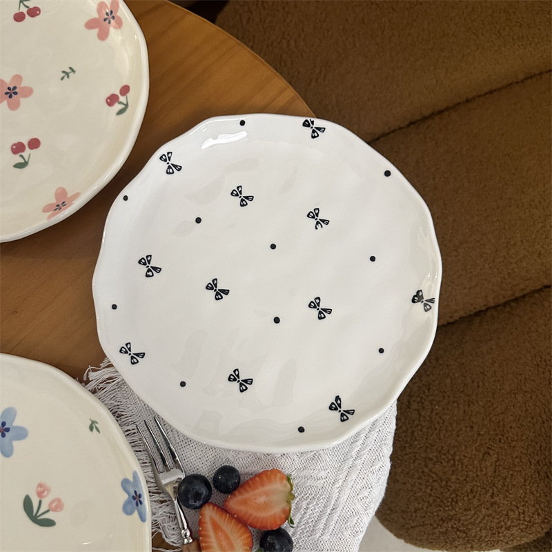 Plato de 8 pulgadas con pellizco de mano: linda pajarita negra