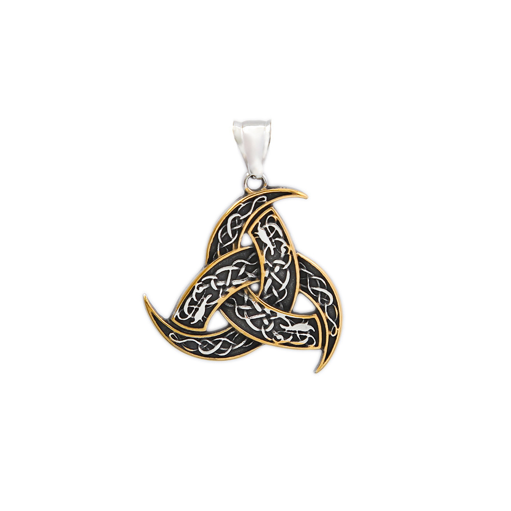 Pendentif doré avec collier de perles carrées