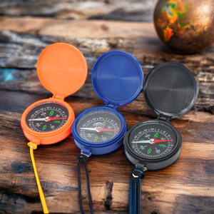 Mini Brújula de bolsillo de plástico colorido con cuerda para niños, regalo de navegación portátil para exteriores para senderismo y turismo - Product Image 1