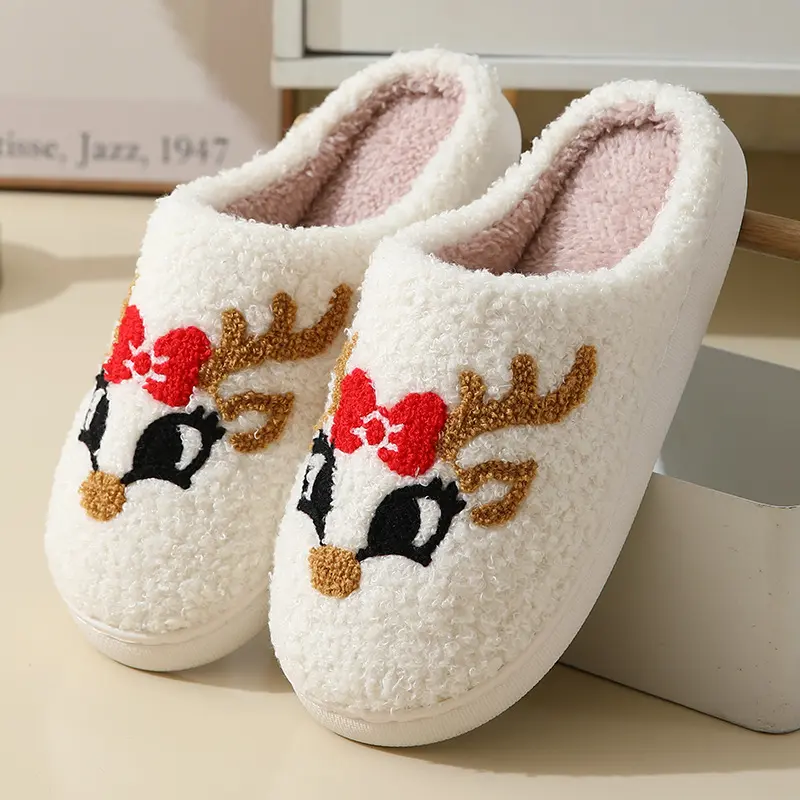 Pantoufles en peluche pour femmes Pantoufles en coton Produits de vente chauds Mignon Nouveau design de chaussures d'hiver en fourrure 3D pour femmes