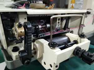 ST 1404P/PMD4針フラットベッドミシン、ゴムバンド取り付け用計量装置付き - Product Image 5