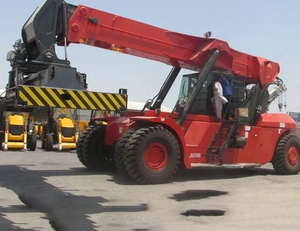 Famosa marca 45 toneladas Reach Stacker SRSC45H1 Manipulador de contenedores con alta calidad - Product Image 6