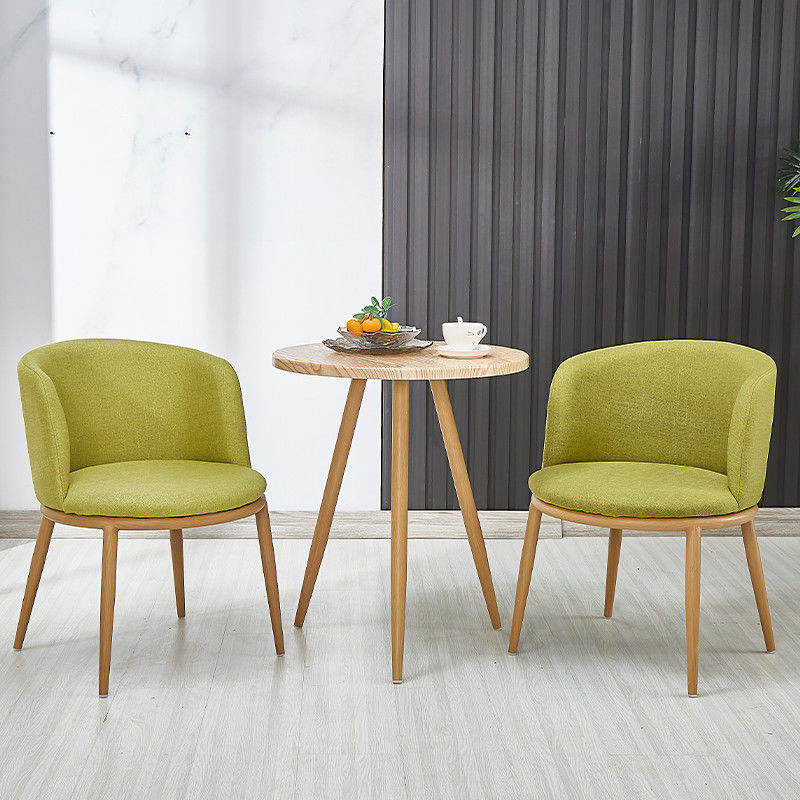 Une table vert clair et deux chaises