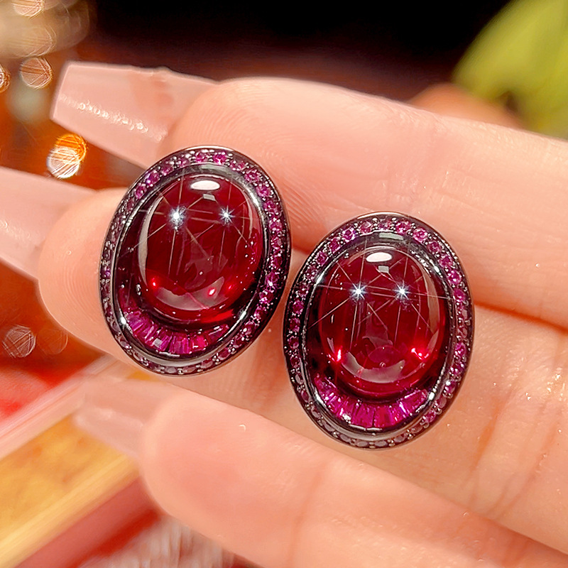 Boucles d'oreilles puces en corindon rouge et or noir