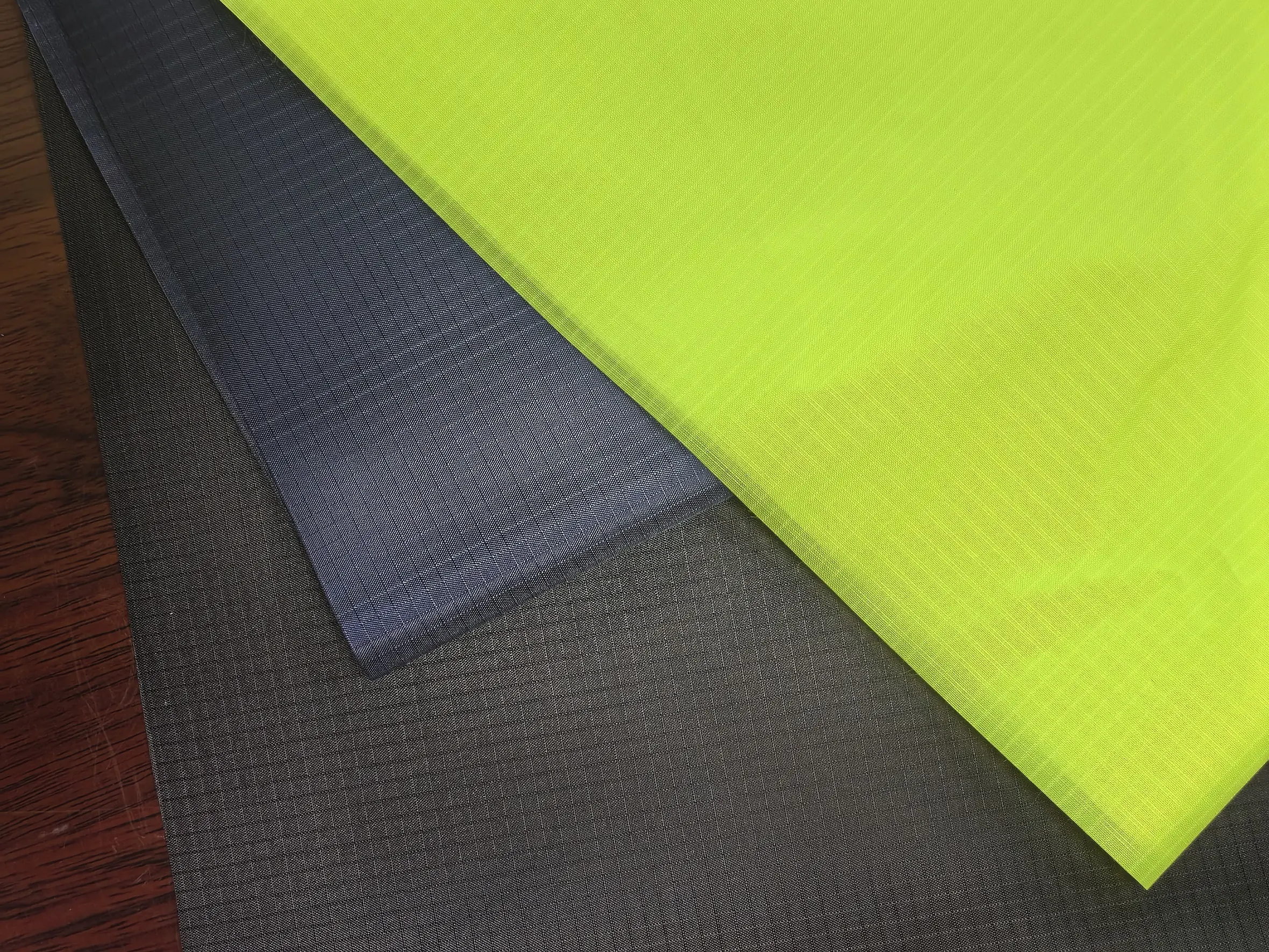 Prezzo di fabbrica 70D ripstop resistente all'acqua 210t nylon tessuto ripstop per sportswear fodera borsa tenda