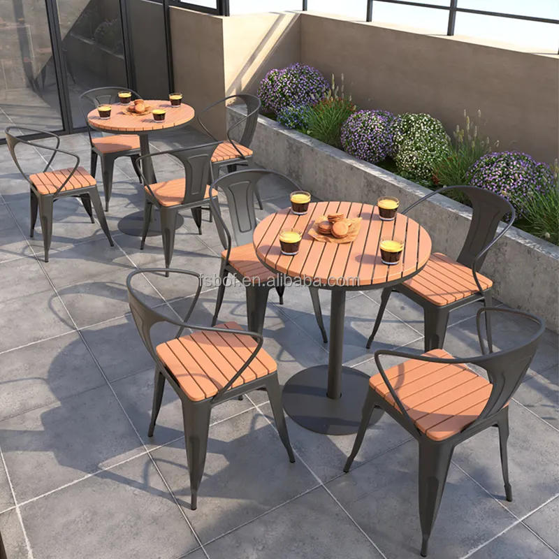 आधुनिक फर्नीचर आउटडोर कॉफी शॉप टेबल और कुर्सियाँ वाटरप्रूफ प्लास्टिक लकड़ी गोल डाइनिंग टेबल और कुर्सी