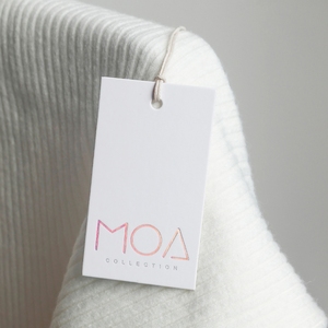 Etiquetas colgantes de ropa con cuerda de impresión de proceso láser con logotipo personalizado de lujo - Product Image 4